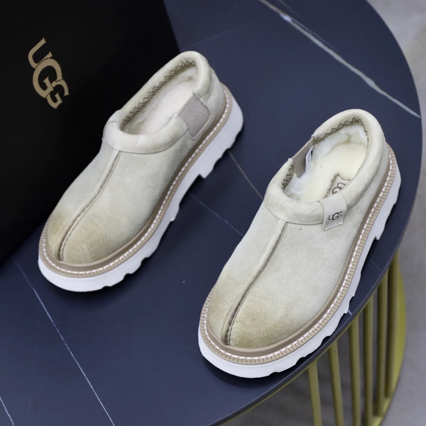 Ex-factory price: 580💰Thick wool imported from Australia Brand: UGG genuine purchasing agent Size: 39-45 Grade: Official website 1:1 Material: First layer of genuine leather waterproof and antifreeze upper Real wool lining Original non-slip soft wear-resistant outsole Style category: Men's casual shoes Trendy style Comfortable on the feet Color: Official website color synchronization